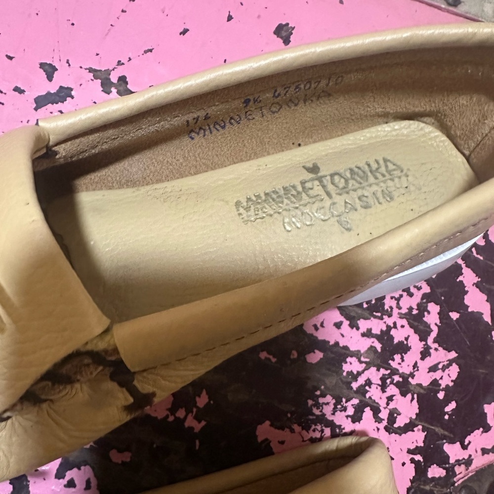 MINNETONKA Tan Leather Moccasins with Beaded Design Sz 9.5 - worn once - Picture 4 of 6
